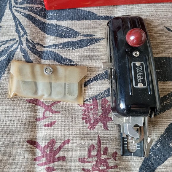 Vintage White Magic Key Buttonholer - Picture 15 of 16